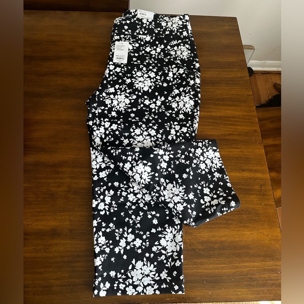 Croft and Borrow Stretch Capri Size 16W Regular Black/White Floral - Picture 2 of 5
